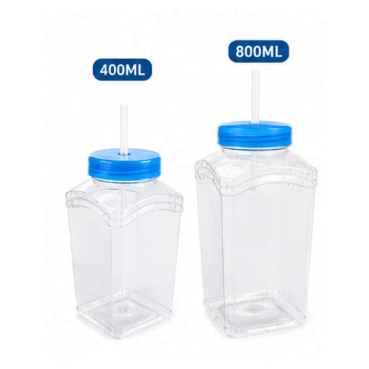 Two clear plastic bottles with blue lids and straws, labeled 400ml and 800ml, on a white background.