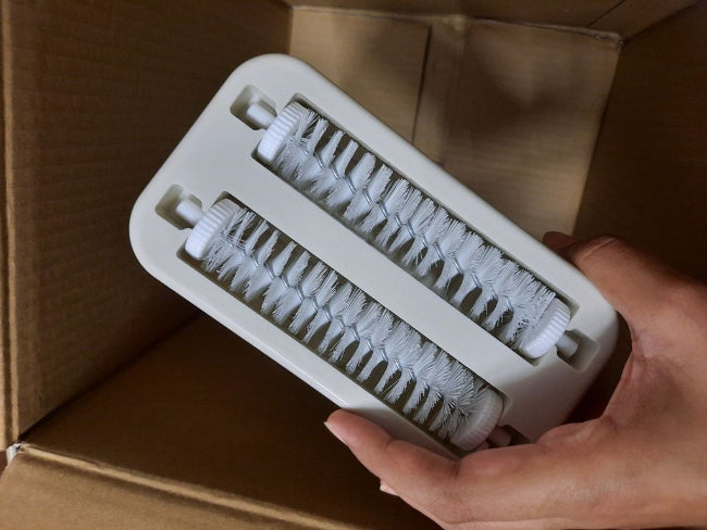 Hand rolling carpet sweeper and crumb brush collector, manual table sweeper for quick cleanup of crumbs and dust from carpets and rugs