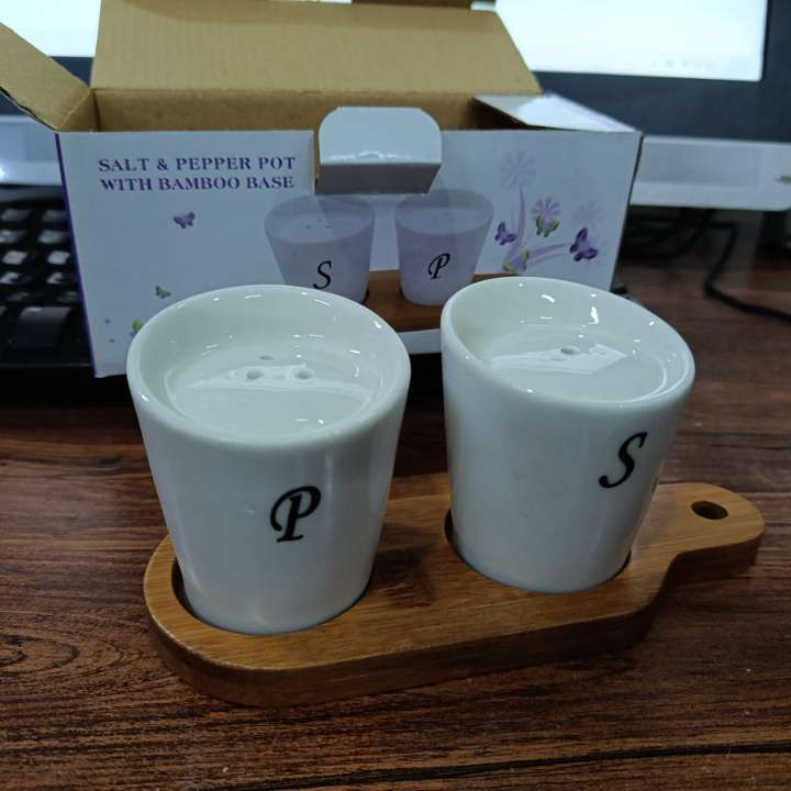 2 Pcs luxury ceramic salt and pepper shaker set with bamboo stand for kitchen dining table seasoning storage