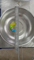 Stainless steel colander strainer basket with long handle, fine mesh kitchen tool for washing vegetables and frying food