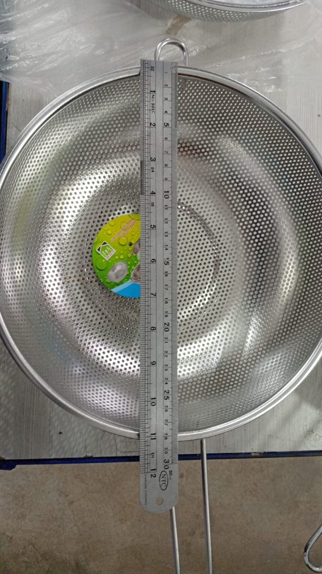 Stainless steel colander strainer basket with long handle, fine mesh kitchen tool for washing vegetables and frying food