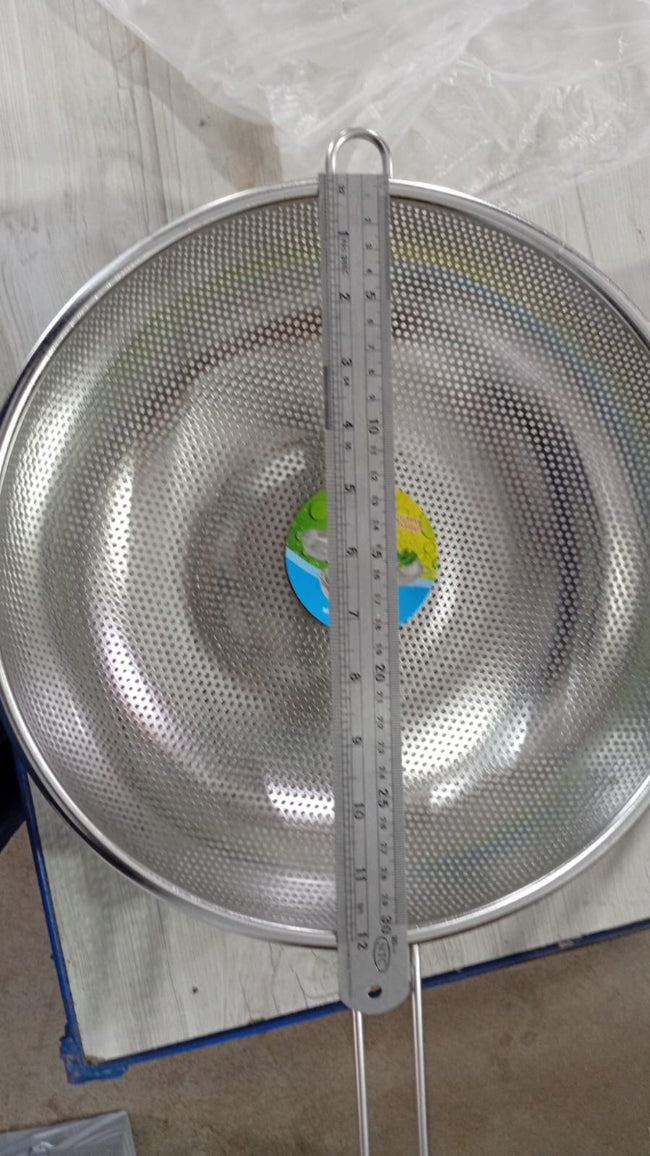 Stainless steel colander strainer basket with long handle, fine mesh kitchen tool for washing vegetables and frying food