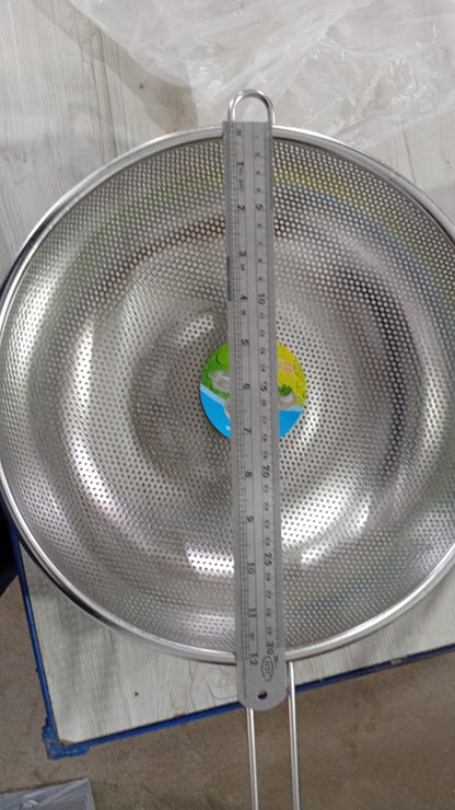 Stainless steel colander strainer basket with long handle, fine mesh kitchen tool for washing vegetables and frying food